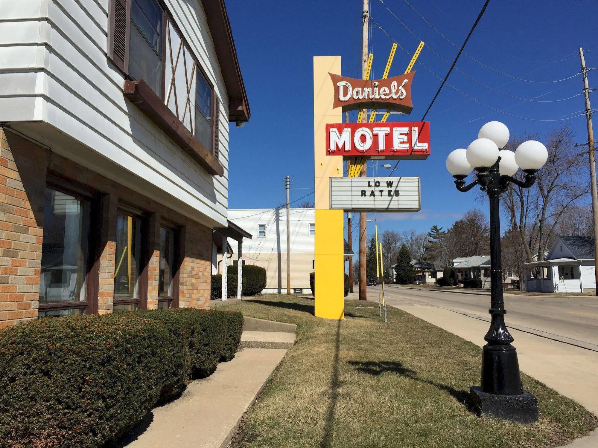 Daniels Motel La Salle Exterior photo